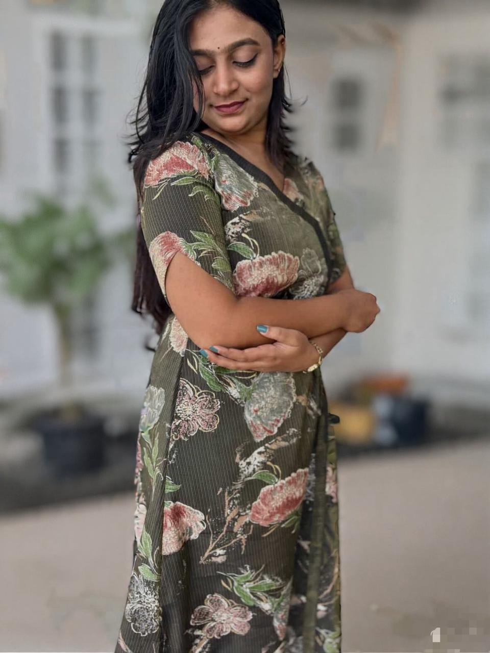 Berlin Fabric V-Neck Model Printed Top & Palin Bottom - M1693